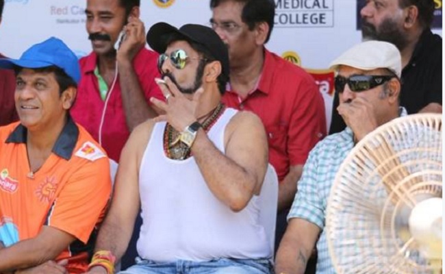 bala krishna,bala krishna smoking,balayya somking,bala krishna in channai,bala krishna cricket match  పబ్లిక్ గా దమ్ముకొట్టి చిక్కుల్లో పడ్డ స్టార్ హీరో!